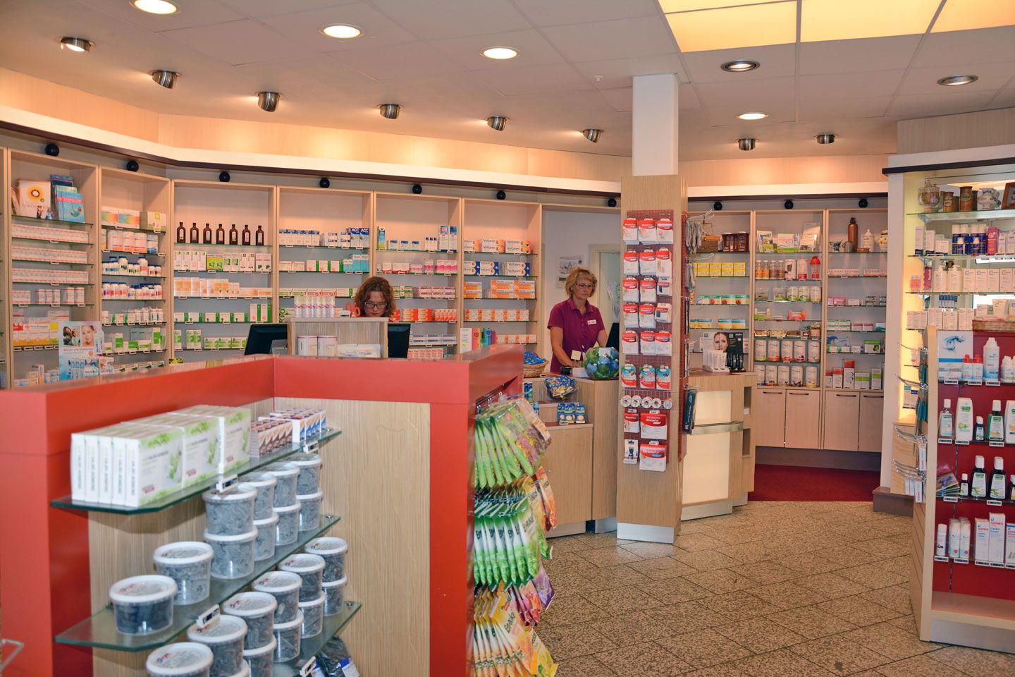 Innenansicht der Sonnen-Apotheke. Regale mit Waren der Freiwahl und der Sichtwahl.